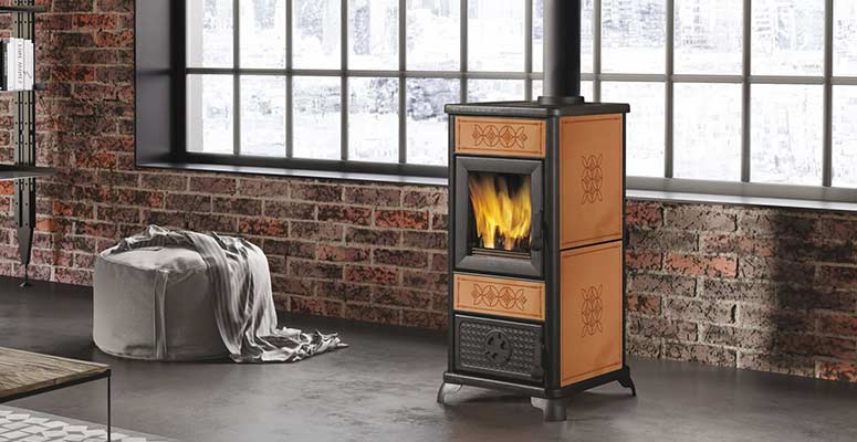 ek-63-by-edilkamin-stufa-a-legna-kw-7,2-classe-a+-inserti-in-ceramica-decor-colore-cuoio-installazione-ambiente-dettaglio