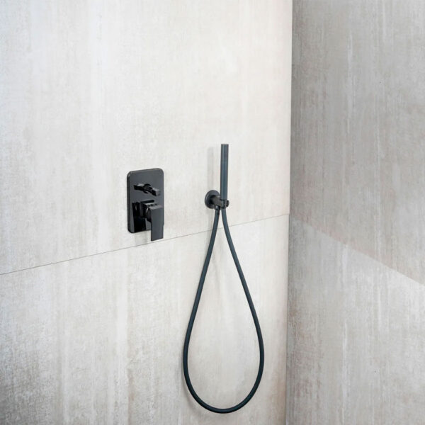 metaform-kit-doccetta-e-supporto-con-presa-acqua-black-tondo-colore-nero-opaco-installazione-doccia
