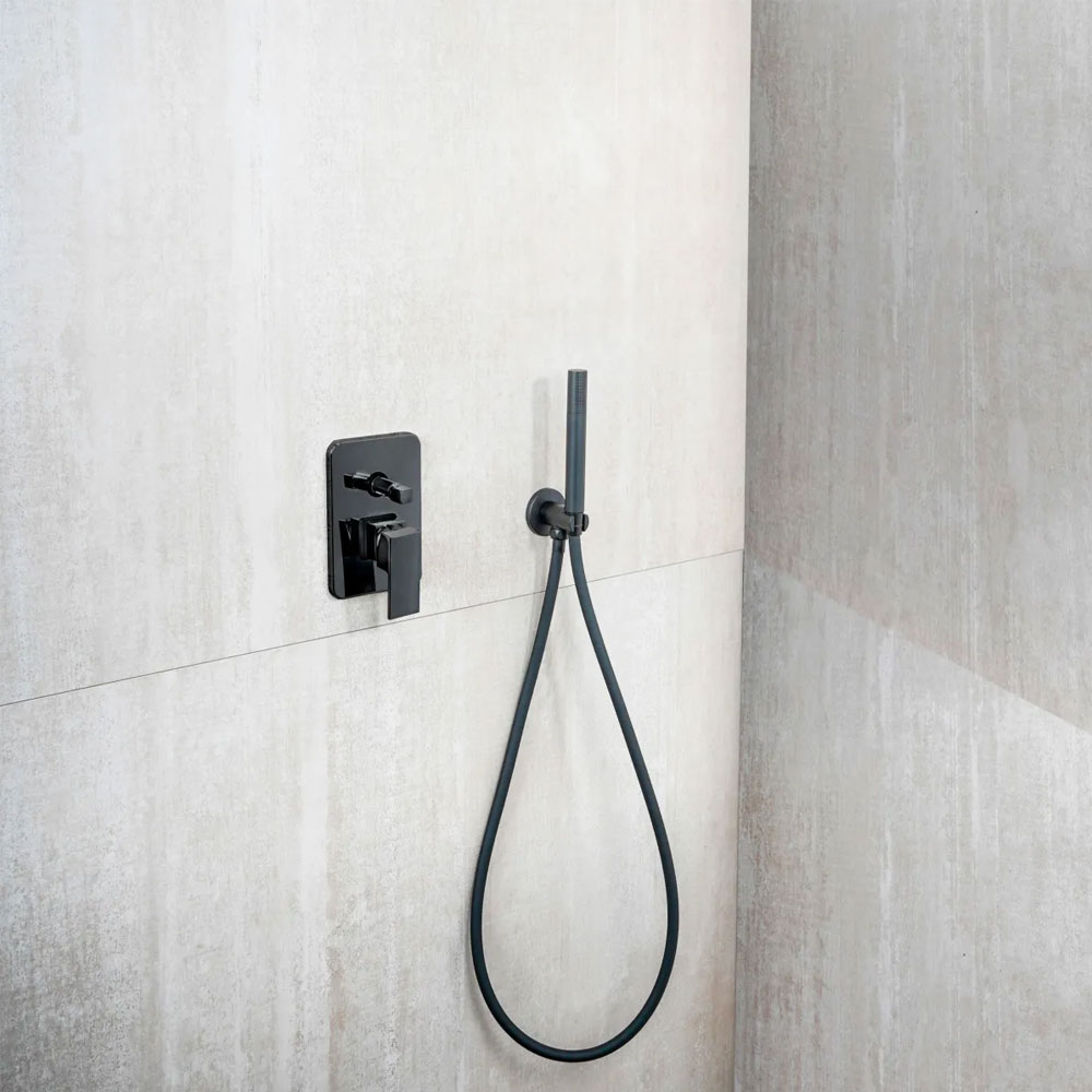 metaform-kit-doccetta-e-supporto-con-presa-acqua-black-tondo-colore-nero-opaco-installazione-doccia