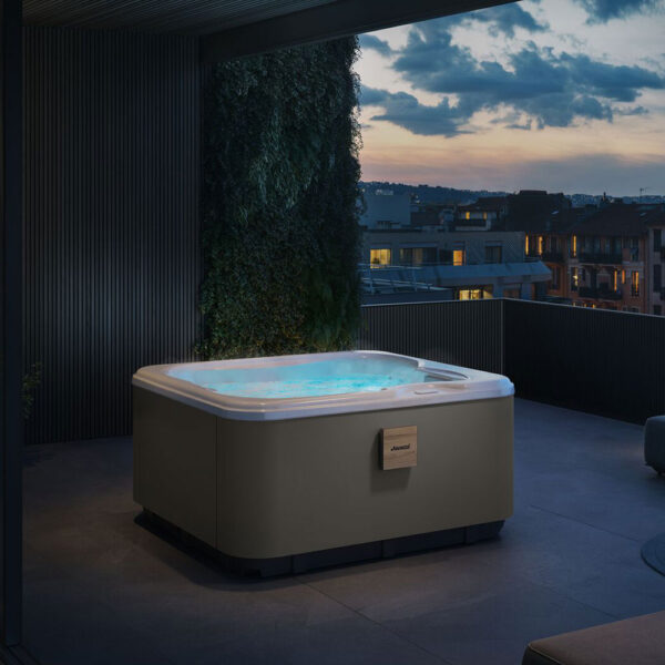 jacuzzi-minipiscina-2-3-posti-lodge+-s-versione-hydro-+-blower--colore-quartz-grey-26-getti-con-copertura-termica