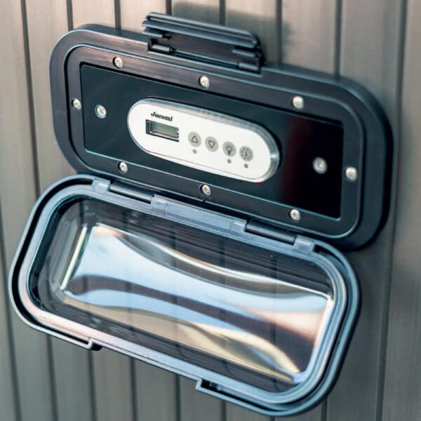 jacuzzi-minipiscina-5-6-posti-lodge-pannello-comandi-operatore