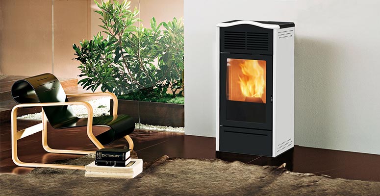 italiana-camini-by-edilkamin-stufa-a-pellet-piro2-kw-6,9-cique-stelle-classe-a+-colore-bianco-opaco-installazione-ambiente-dettaglio