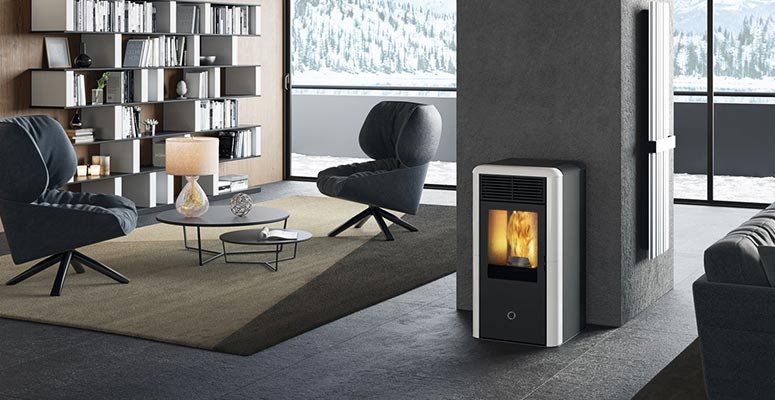 ek63-by-edilkamin-termostufa-a-pellet-spot-100-h-evo-kw-10,1-classe-a+-cinque-stelle-colore-bianco-panna-dettaglio-installazione