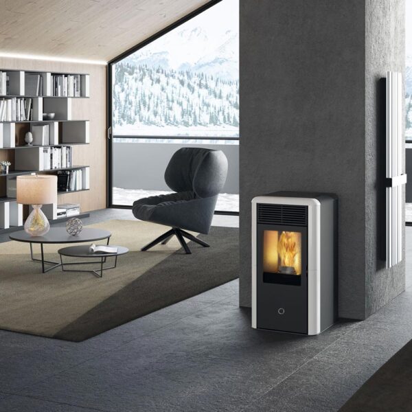 ek63-by-edilkamin-termostufa-a-pellet-spot-100-h-evo-kw-10,1-classe-a+-cinque-stelle-colore-bianco-panna-installazione-ambiente