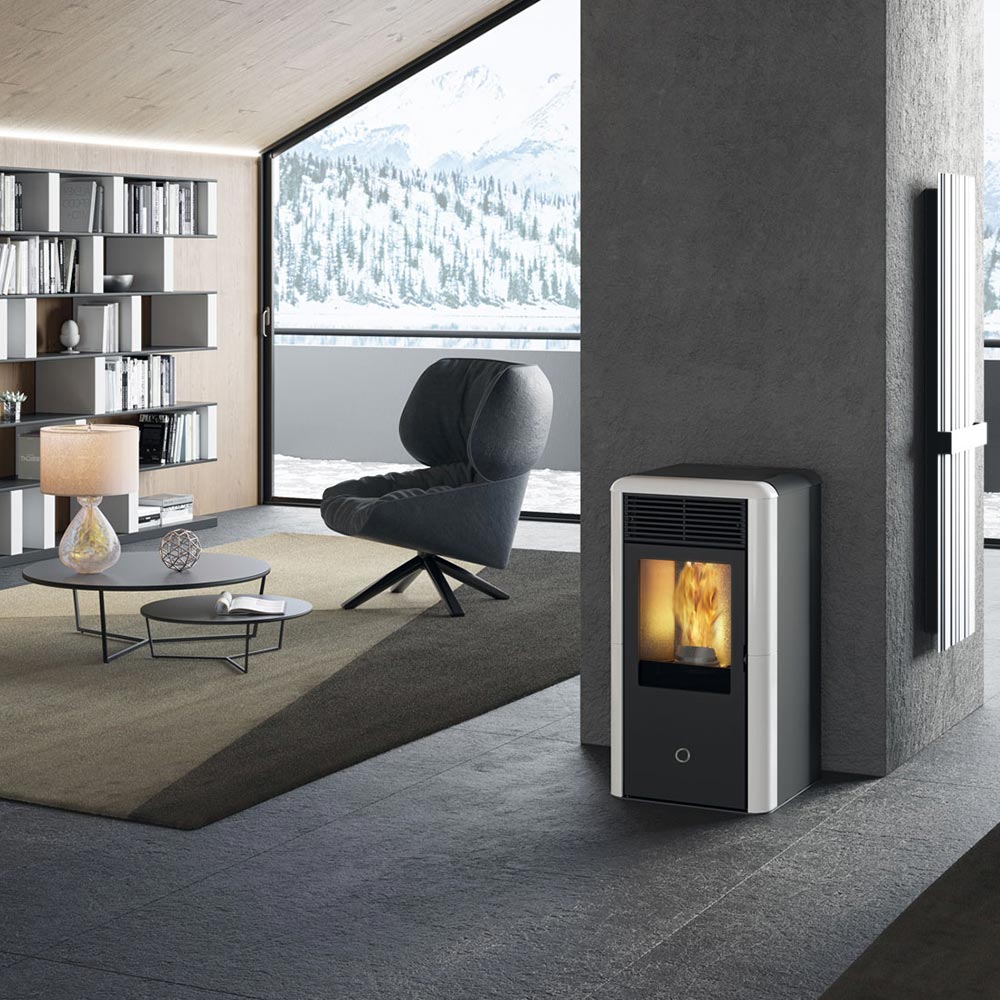 ek63-by-edilkamin-termostufa-a-pellet-spot-100-h-evo-kw-10,1-classe-a+-cinque-stelle-colore-bianco-panna-installazione-ambiente ek63-by-edilkamin-termostufa-a-pellet-spot-100-h-evo-kw-10,1-classe-a+-cinque-stelle-colore-bianco-panna-installazione-ambiente