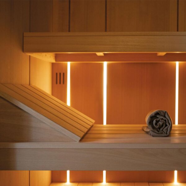 novellini-celsius-sauna-finlandese-dettaglio-panca-con-poggiatesta