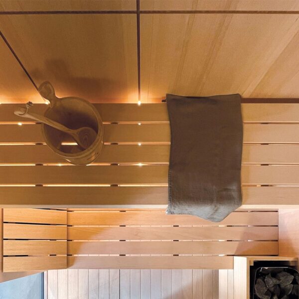 novellini-celsius-sauna-finlandese-dettaglio-panca-con-poggiatesta,-secchiello-con-mestolo-e-pedana-vista-dall'alto