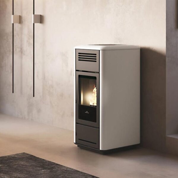edilkamin-termostufa-a-pellet-milla-h-12-evo-classe-a+-cinque-stelle-colore-bianco-panna-installazione-ambiente-1