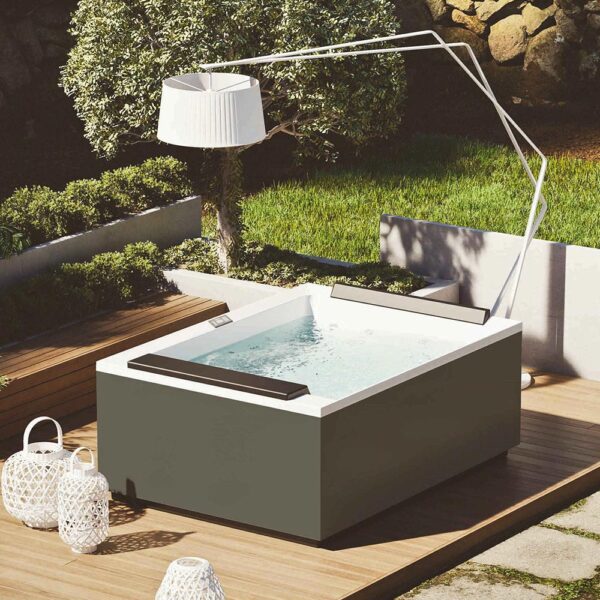 novellini-minipiscina-idromassaggio-2-posti-divina-m-spa-190x140-con-pannelli-natural-touch-quarz-2-installazione-outdoor