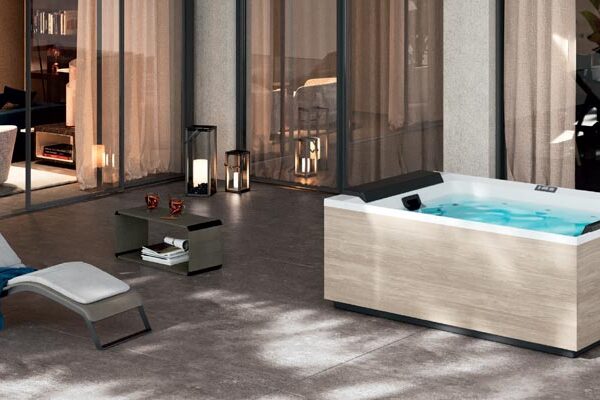 novellini-minipiscina-idromassaggio-2-posti-divina-m-spa-190x140-con-pannelli-oak-alpine-installazione-outdoor-dettaglio