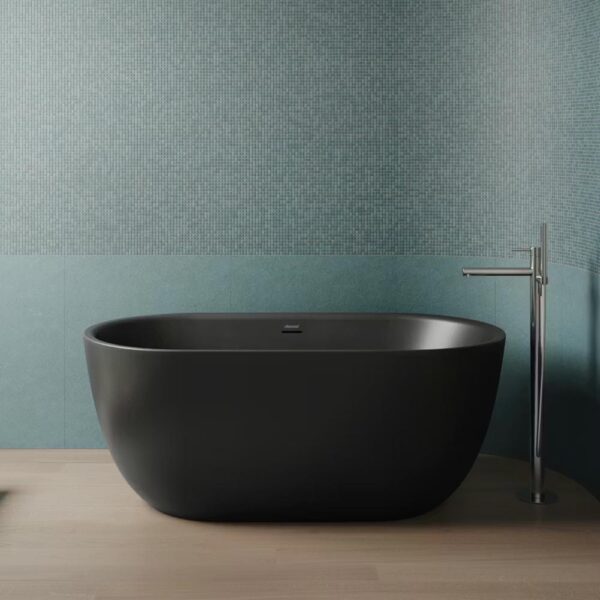 jacuzzi-vasca-freestanding-centro-stanza-chic-150x80-con-colonna-di-scarico-e-telaio-colore-nero-opaco-installazione-ambiente