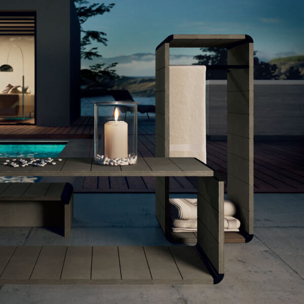 novellini-tavolino-outdoor-bordo-piscina-con-portasalviette-varie-finitura-oxid-wood-installazione-ambiente