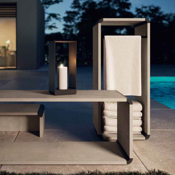 novellini-tavolino-outdoor-bordo-piscina-con-portasalviette-varie-finitura-quarz-wood-installazione-ambiente