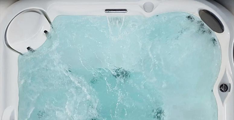 jacuzzi-minipiscina-spa-omnia-6-7-posti-seduta-lounge-dettaglio-cascata-luminosa