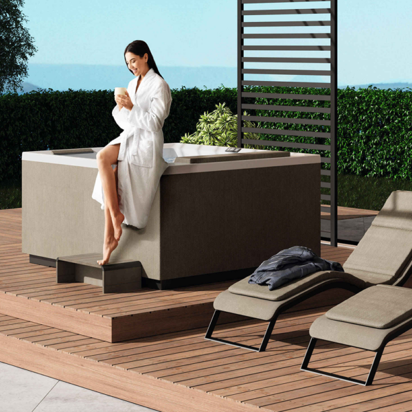 novellini-minipiscina-idromassaggio-3-posti-divina-l-spa-standard-185x160-con-luci-led-e-copertura-termica-pannelli-fiber-warm-brown-installazione-outdoor