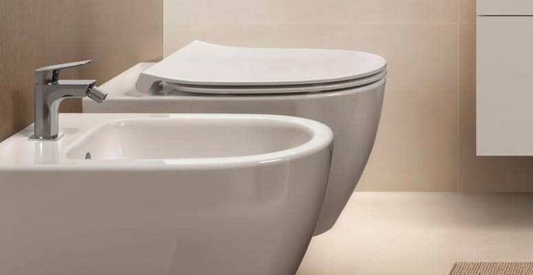 ideal-standard-coppia-sanitari-sospesi-i.life-o-con-wc-vaso-hydrotwist,-sedile-chiusura-rallentata-e-bidet-colore-bianco-lucido-dettaglio-arredo-bagno-vista-laterale