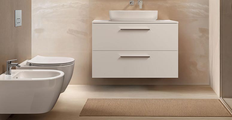 ideal-standard-coppia-sanitari-sospesi-i.life-o-con-wc-vaso-hydrotwist,-sedile-soft-close-e-bidet-colore-bianco-lucido-dettaglio-area-bagno