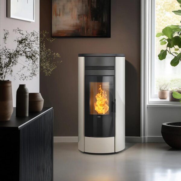 klover-termostufa-idro-a-pellet-style-19-kw-18,6-cinque-stelle-colore-avorio-vista-frontale-installazione-ambiente