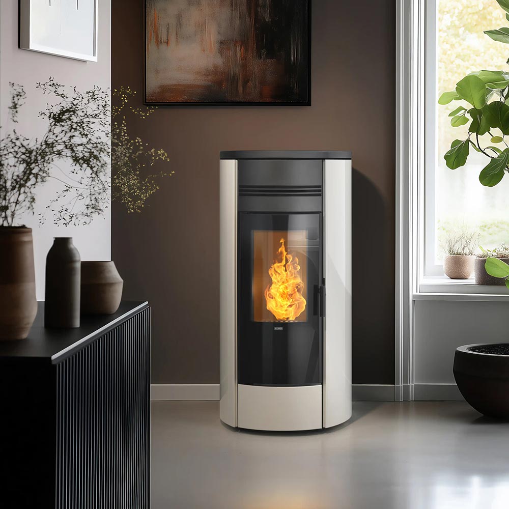 klover-termostufa-idro-a-pellet-style-19-kw-18,6-cinque-stelle-colore-avorio-vista-frontale-installazione-ambiente