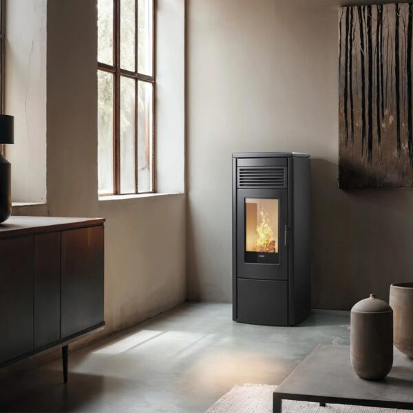 klover-stufa-a-pellet-ventilata-aura-100s-kw-10,3-wifi-integrato-classe-a+-colore-matt-black-installazione-ambiente