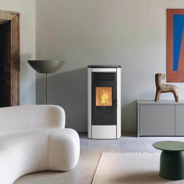 klover-stufa-a-pellet-ventilata-aura-80s-kw-8,2-wifi-integrato-classe-a+-colore-avorio-installazione-ambiente