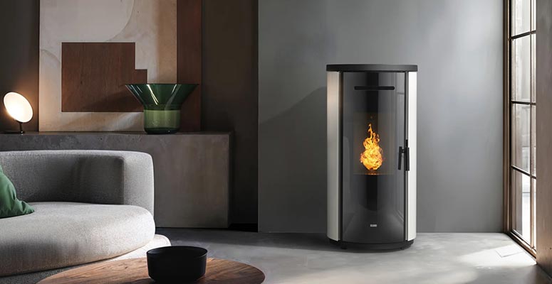 klover-stufa-a-pellet-ventilata-krono-80s-kw-7,8-wifi-integrato-classe-a+-colore-avorio-installazione-ambiente-dettaglio