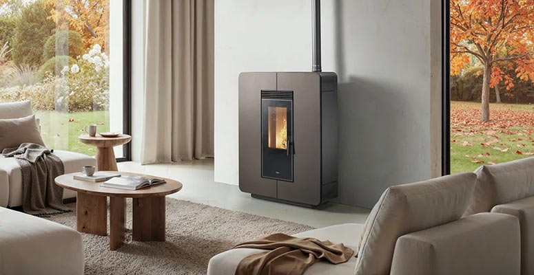 klover-stufa-a-pellet-ventilata-slim-astra-100s-10,3-kw-wifi-integrato-classe-a+-colore-bronzo-installazione-ambiente-dettaglio