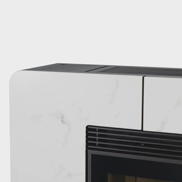 klover-stufa-a-pellet-ventilata-slim-astra-100s-gres-10,3-kw-wifi-integrato-classe-a+-bianco-venato-dettaglio-finitura