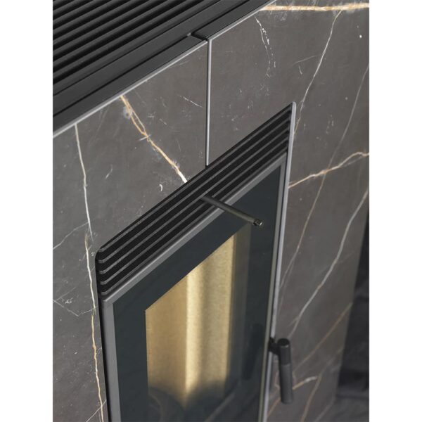 klover-stufa-a-pellet-ventilata-slim-astra-100s-gres-10,3-kw-wifi-integrato-classe-a+-nero-venato-dettaglio-vetro-fiamma