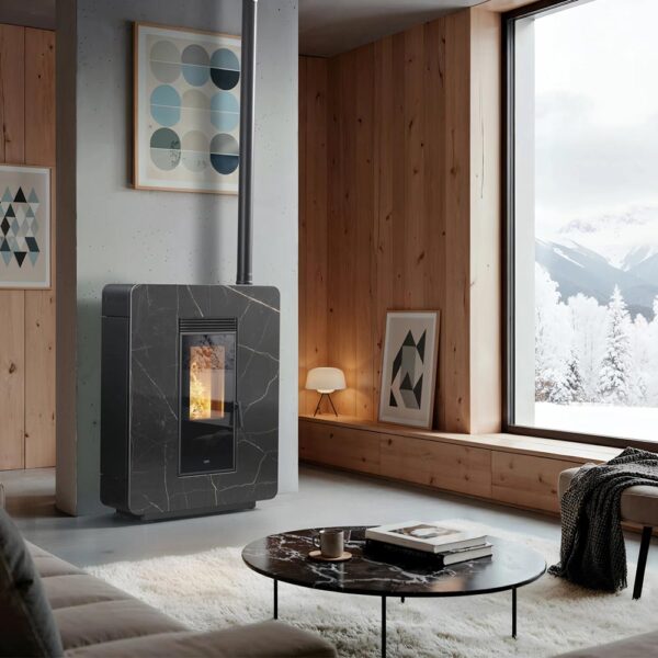 klover-stufa-a-pellet-ventilata-slim-astra-100s-gres-10,3-kw-wifi-integrato-classe-a+-nero-venato-installazione-ambiente